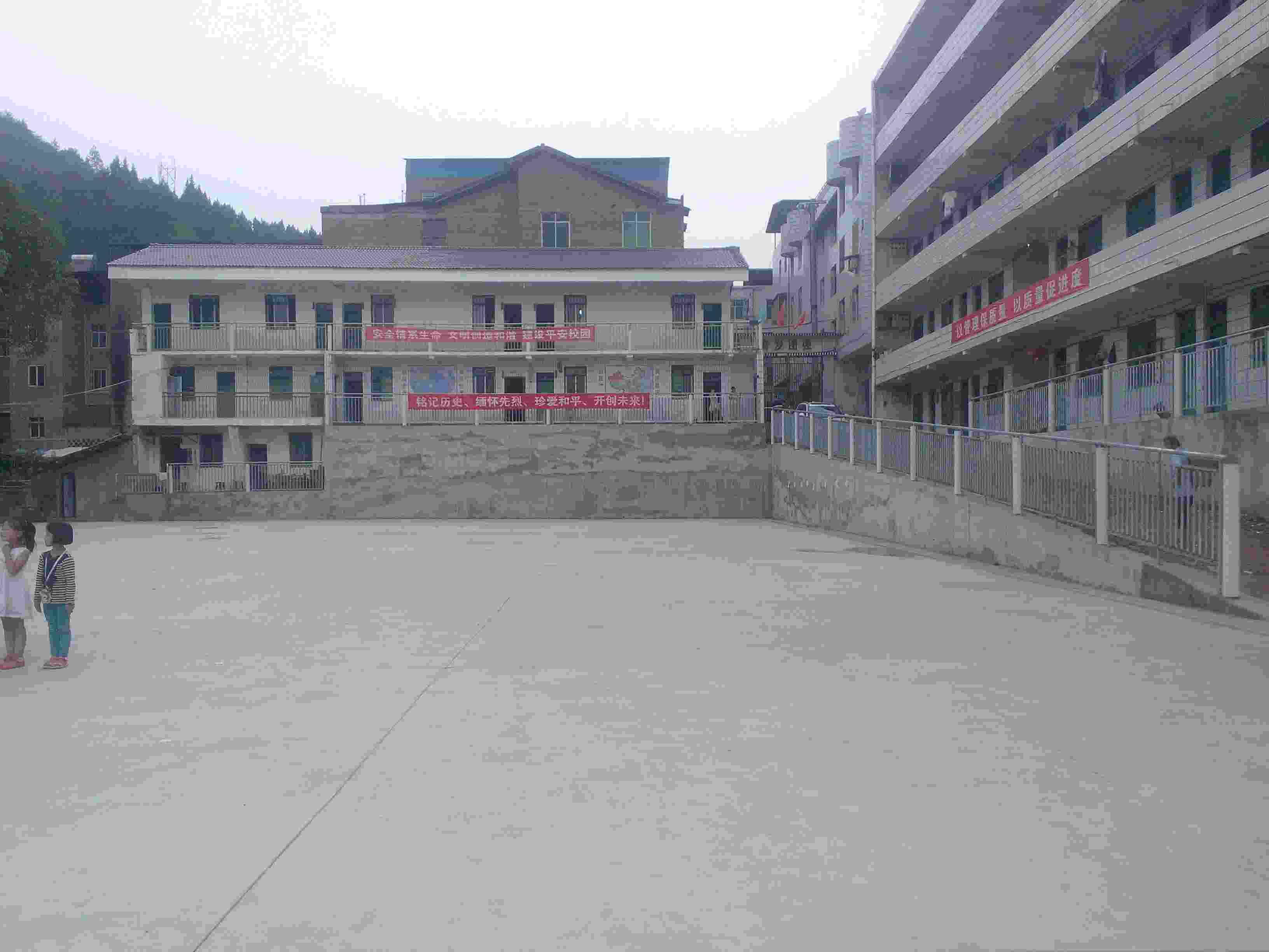 同乐小学操场后缘边坡支挡